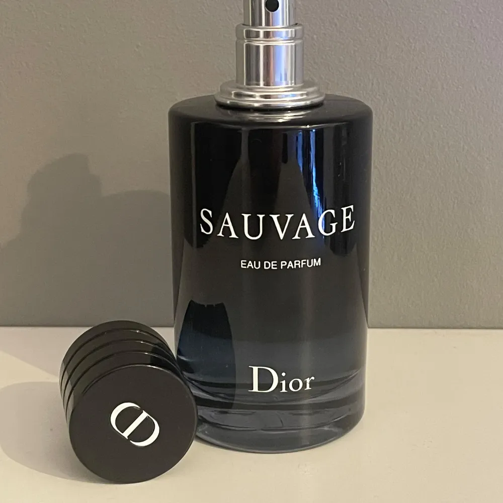 Säljer en flaska Flaska dior sauvage EDP. Ca 80ml kvar av 100. Flaskan är producerad i april 2022. Inte omöjlig med priset. Mvh Emil. Parfym.