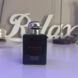 Jo Malone Jasmine Sambac & Marigold Cologne Intense - Elegant och intensiv doft från Jo Malone, Jasmine Sambac & Marigold. Flaskan är mörk med en stilren design och har en silverfärgad kork. Perfekt för den som älskar blommiga och exotiska dofter.
