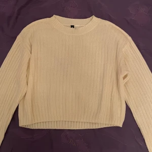 Stickad tröja - Stickad tröja, tunn, från HM i strl M funkar också som S, kommer till naveln ungefär (lite under naveln) 