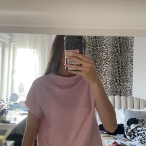 Rosa tröja från Lindex - Säljer en superfin rosa tröja från Lindex i storlek M. Den är kortärmad och perfekt för vår och sommar. Materialet känns mjukt och bekvämt, perfekt för en avslappnad stil. Passar både till jeans och kjol!