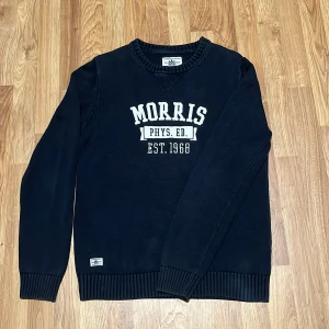 Blå Morris Törja - Marinblå Stickad Morris törja. Storleken är som den ska. skick 7/10 färgskadorna är knappt synliga i verkligheten. Kom med bud och frågor!😁