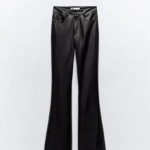 Svarta skinnbyxor - Säljer ett par snygga svarta skinnbyxor i bootcut-stil. De är medel höga i midjan och har en klassisk design med dragkedja och knapp framtill. Passar bra till höst och vinter. Köpte på Zara förra vintern med då jag bara använt dem 1 gång vill jag nu sälja dem
