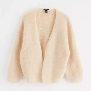 Beige fluffig kofta från Lindex - Mysig populär beige kofta från Lindex i storlek XS/S. Skriv för fler bilder eller frågor