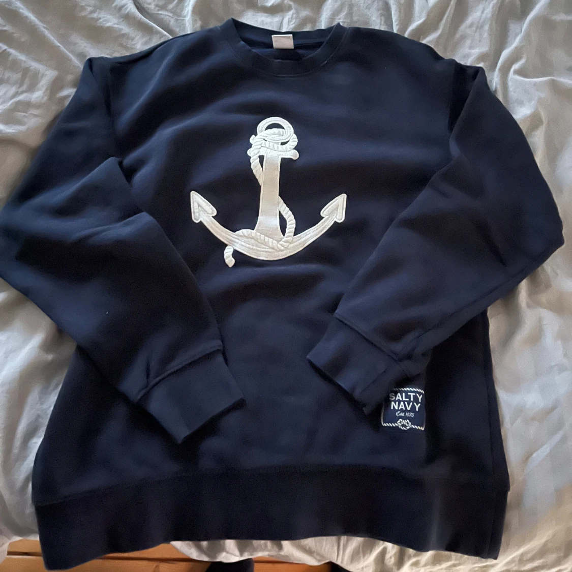 Mörkblå sweatshirt med ankare