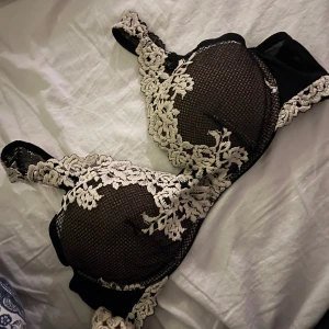 Intimissmi bh  - Populära intimissmi bh i 75 b köpt för 499 på intimissmi butiken i Jönköping väldigt bra skick 