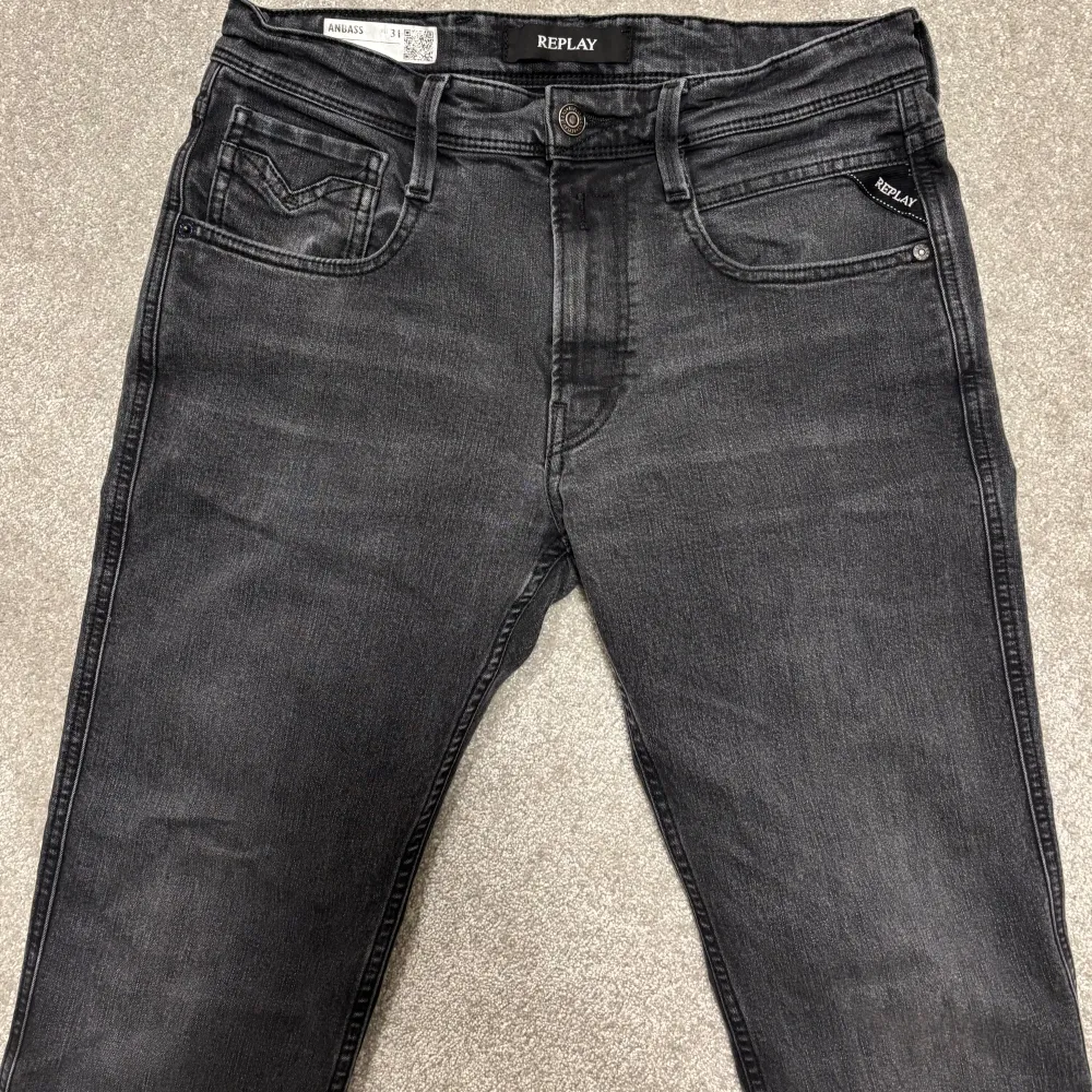 Säljer dessa gråa Replay Anbass jeans (slimfit). Jeansen är i väldigt bra skick! Size 31. Skriv vid funderingar!. Jeans & Byxor.