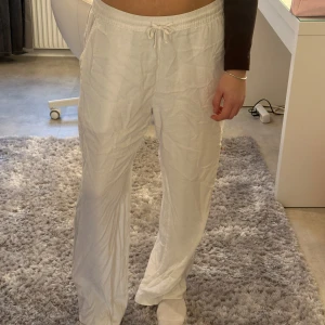 Vita linnebyxor Lager 157 - Säljer ett par vita vida linnebyxor med elastisk midja. Supersköna och snygga säljer endast då jag har 2 likadana par 🙈 storlek M då jag ville ha dem lite oversized, inte för genomskinliga 💞