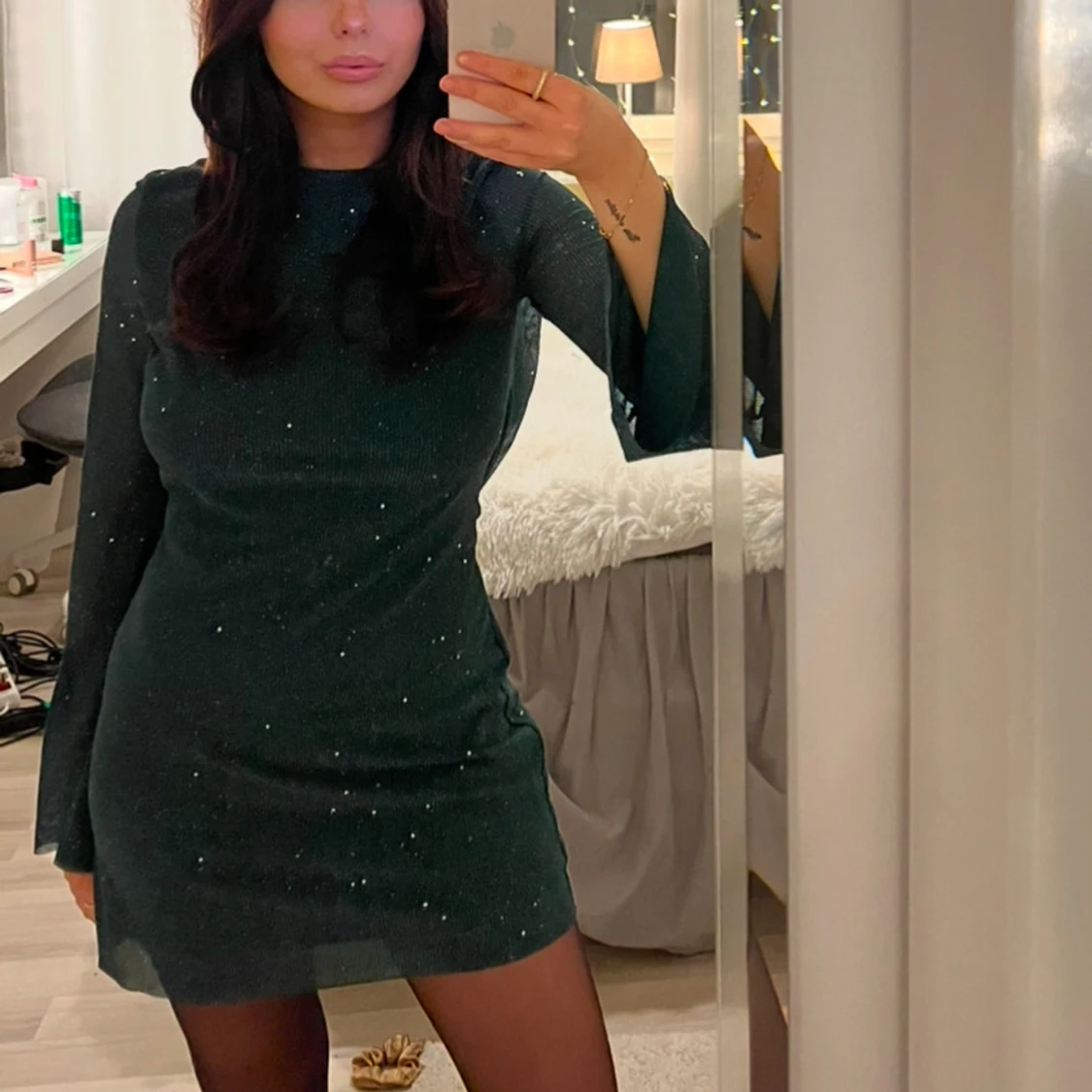 Glittrig mörkgrön klänning