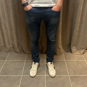 Dondup 32 - Snygga Dondup jeans storlek 32 | använd fåtal gånger, bra skick | modellen på bilden är 184 cm|