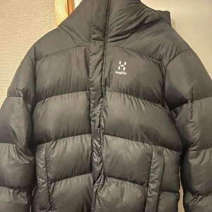 Haglöfs jacka - Köptes sent förra vintern, (ca 1 månad använd). Storlek L. Säljes eftersom jag söker en lite tunnare vinterjacka.