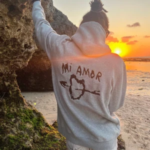 Grå 'Mi Amor' hoodie - Säljer en grå hoodie, som är sparsamt använd. Inga tecken på användning och fler/bättre bilder vid kontakt! Priset går att diskutera🤗