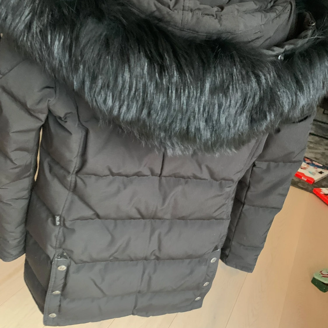 Svart dunjacka från Hollies - 90