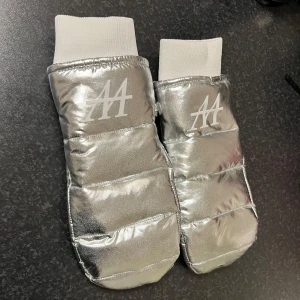 Silvriga tumvantar, Carin Wester - Snygga silvriga tumvantar från Carin Wester. Supervarma skidvantar, men passar även till vardags! Storlek xs/s. Aldrig använda! Nypris 399. Kom gärna med prisförslag om du är intresserad💕
