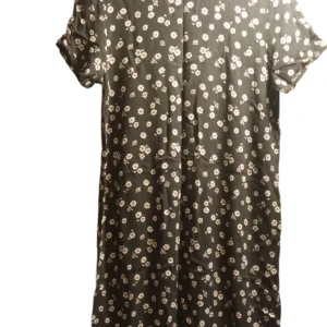 Svart blommig klänning från Divided - Säljer en svart klänning med små vita blommor och röda detaljer från Divided. Klänningen har korta ärmar och en avslappnad passform. Perfekt för decembers advent och glöggmingel!