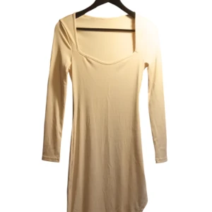 Beige klänning från SHEIN EZwear - Snygg beige klänning från SHEIN EZwear med långärmad design och en elegant fyrkantig urringning. En slits finns på ena sidan. Perfekt för en stilren look nu i festliga vintertider.