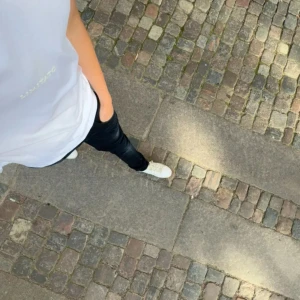 Dondup jeans  - Snygga svarta jeans från dondup med en slim passform. Perfekta för en stilren look. Andvänd ett fåtal gånger 