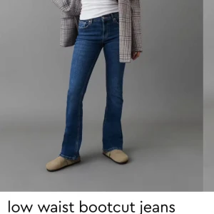 Blå lågmidjade bootcut jeans - Snygga blå bootcut jeans med låg midja. Från gina tricot