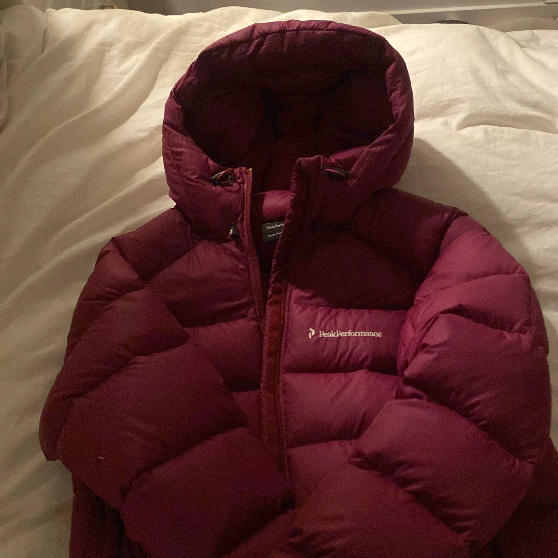 Vinröd dunjacka från Peak Performance - 90