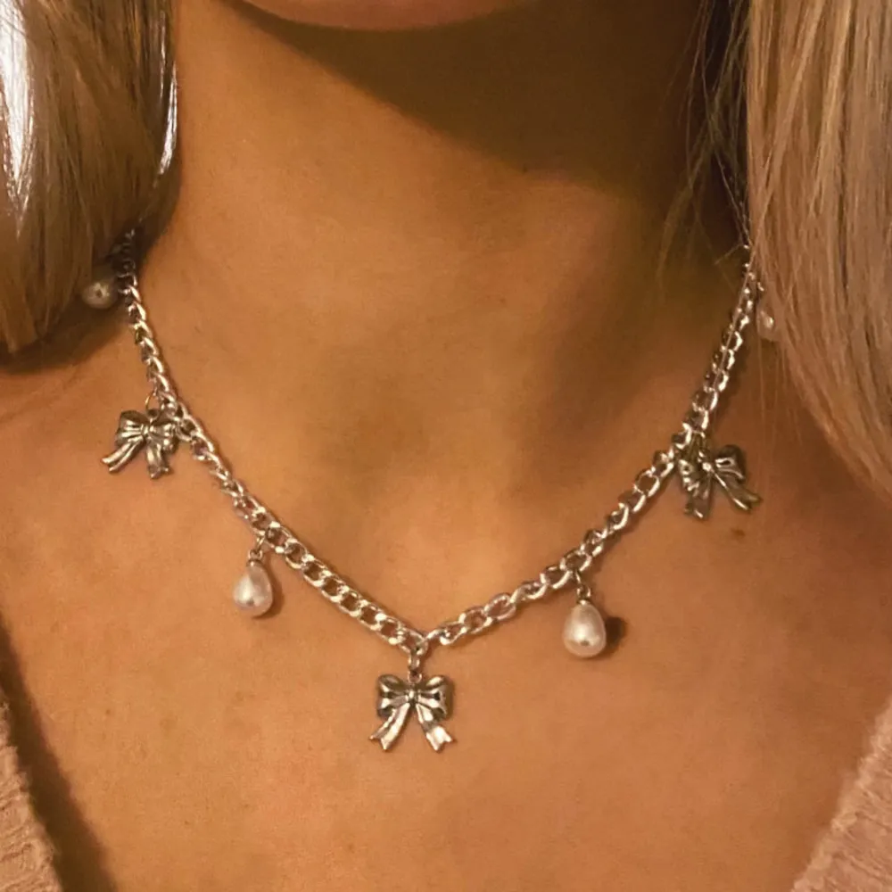 Charmigt silverhalsband med små rosetter och hängande pärlor, gjort själv skriv för fler frågor!💗. Accessoarer.