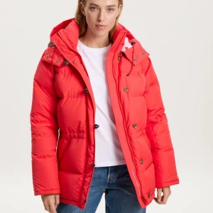 Röd dunjacka med huva - Snygg röd dunjacka från Boomerang med huva och knappar. Perfekt för kalla dagar med sin varma och vadderade design. Jackan har en broderad detalj på ärmen och praktiska fickor framtill.