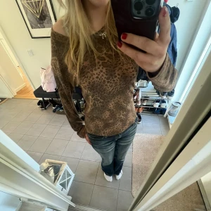 Brun leopardmönstrad tröja - Säljer en snygg brun tröja med leopardmönster. Tröjan har långa ärmar och en avslappnad passform, perfekt som festtopp eller bara vanlig tröja 🐆💯