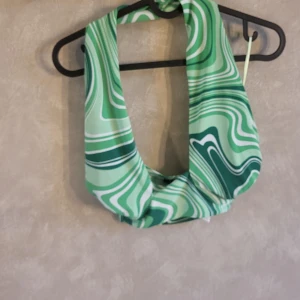 Fest topp från Amisu - Grön mönstrad partytopp från Amisu. Oanvänd, storlek S