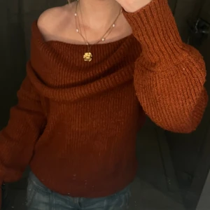 Stickad tröja - Supersöt stickad typ offshoulder tröja från ginatricot. Storlek M men passar bra på S, nyskick.