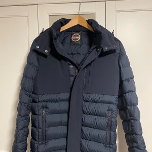 Vinterjacka Colmar  - Tja, säljer en otroligt schysst vinterjacka från Colmar, köpt från Miinto.se för cirka 7000kr. Modellen är ovanlig och är i ett väldigt bra skick, inga defekter eller fläckar. Perfekt till en kall vinter. Storlek S. 🙌🙌 Priset kan diskuteras!