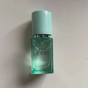 Le Ciel Eau de Parfum från Caia - Säljer en fräsch och elegant parfymflaska från Caia, Le Ciel. Flaskan är i en ljus turkos färg med ett matchande lock. Perfekt för dig som älskar en stilren och modern design. Doften är lätt och uppfriskande, perfekt för dagligt bruk. Flaskan är i en praktisk storlek som passar bra i handväskan.