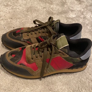 Feta Valentino Rockrunners - Direkt köp 1699!! Säljer dessa as sköna Rockrunners i 43. Men passar definitivt 44 också. Väldigt bra skick!