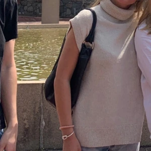 KORTÄRMAD STICKAD TRÖJA❤️‍🔥 - En såå fin beige kortärmad, stickad tröja🩵Passar vid alla tillfällen! Tröjan är använd men ok skick ändå😍Pris går att diskutera, skriv vid frågor☺️🩵