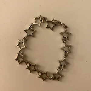 Silverfärgat armband med stjärnor - Snyggt armband i silverfärg med stjärnor🥹 Ungefär 7 cm lång📏Lätt att matcha med andra smycken😮‍💨✨