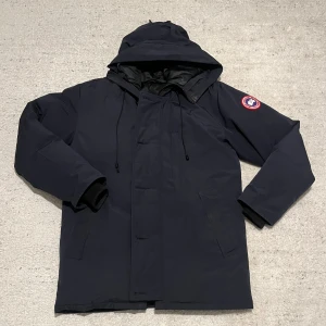 Canada Goose jacka - Säljer en äkta Canada goose Navy Chateau jacka. Päls till luvan följer med. Perfekt jacka som håller dig varm till kalla vinterdagar. (Pris kan diskuteras)❗️
