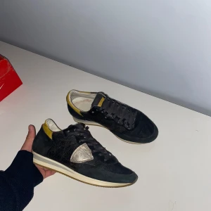 Philippe models trainers  - Kommer inte till användning därför säljer jag dem.          Storlek 39-40.  Skick 8/10  funkar fint som vinterskor.