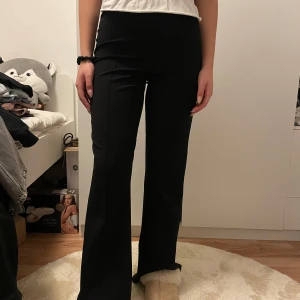 Svarta tygbyxor - Säljer dessa svarta tygbyxor från Gina, som nya , använts inte mycket men jättesnygga! 