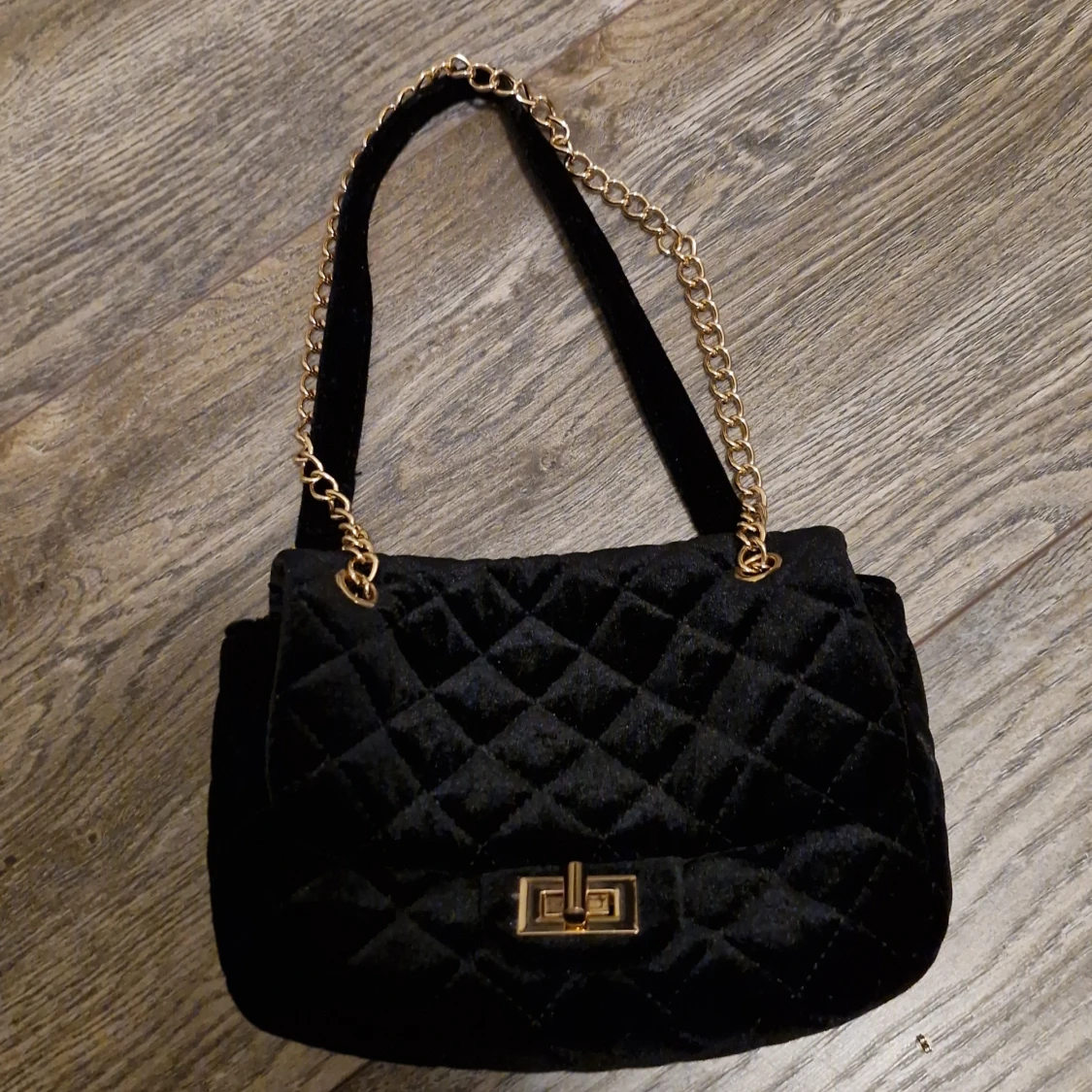 Svart quiltad axelväska med guldkedja - 90