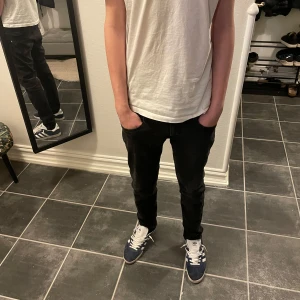 Replay anbass jeans  - Säljer svarta Replay anbass jeans. Storlek L32 W30