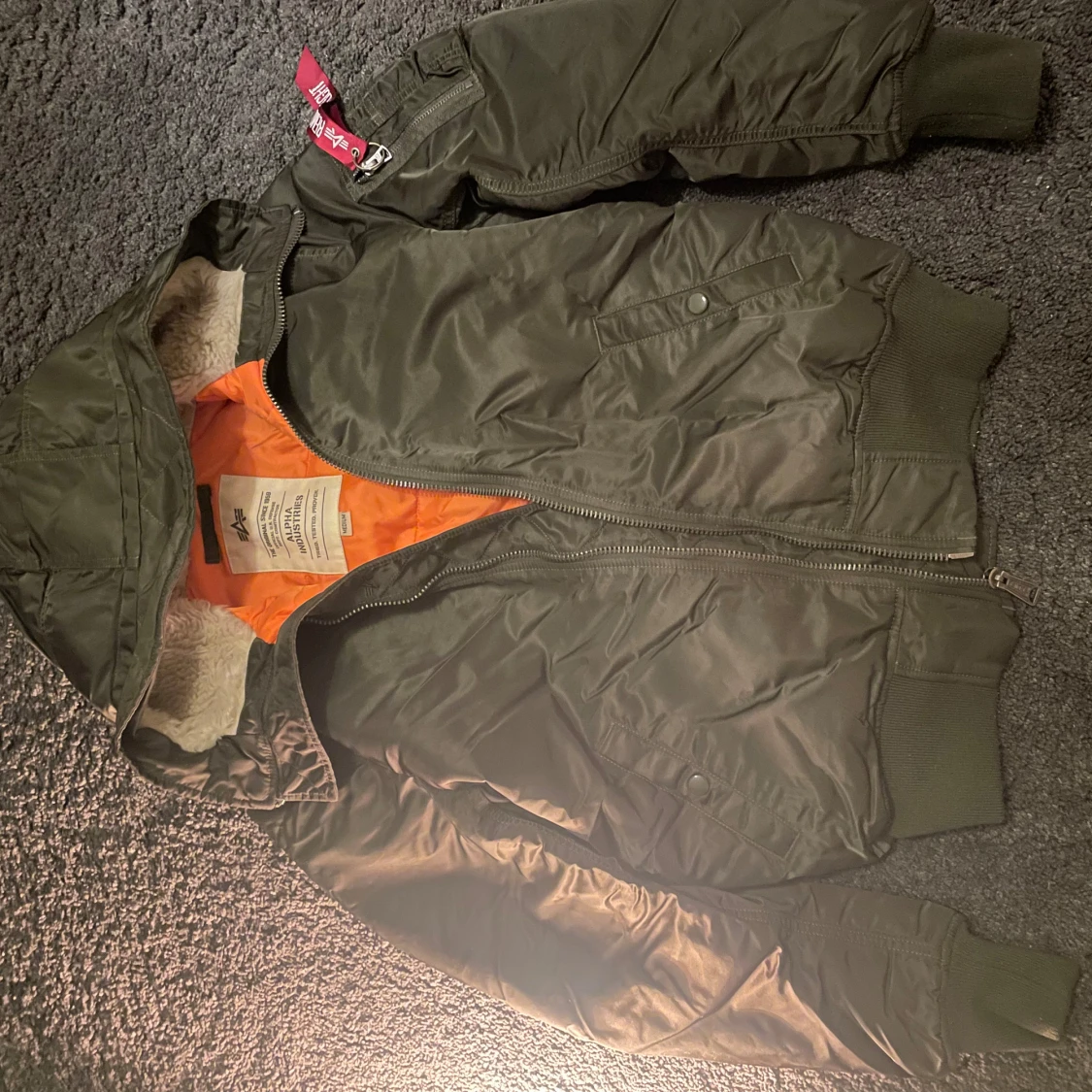 Grön bomberjacka från Alpha Industries