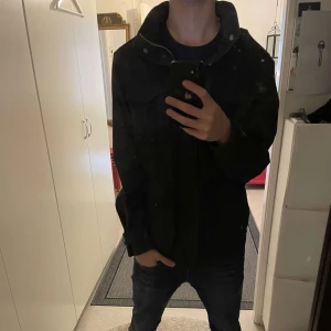 Field jacket - Snygg fieldjacket från märket These glory days. Modellen på bilden är ungefär 183. Skriv om du har frågor eller vill ha fler bilder. //Tom