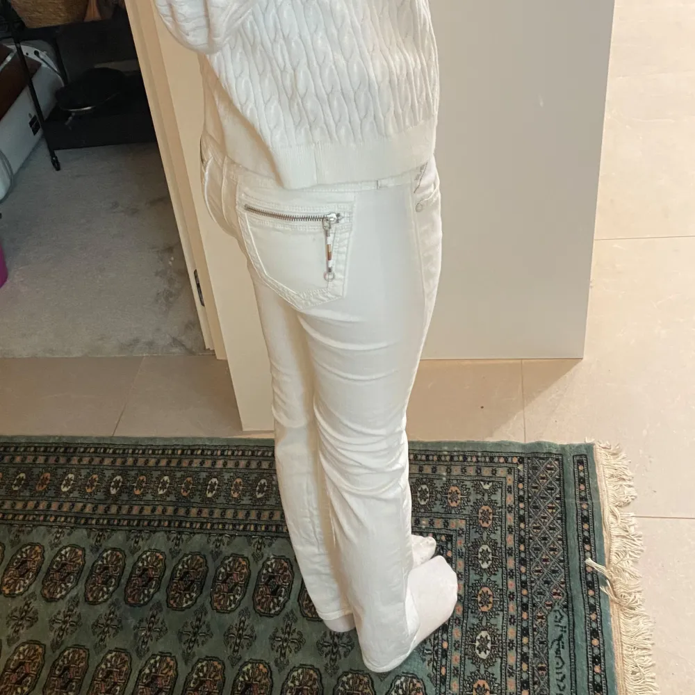 Säljer mina supersnygga vita lågmidjade jeans från Replay🤍 storlek 29/32 och de är straight i modellen🤍 det har lossnat ett hänge från ena bakfickan och det finns ett streck på benet och ett i slutet vid foten, (går säkert bort i tvätten) inget man tänker på🤍utöver det ser de som nya ut!  väldigt lågmidjade så passar om man gillar det🤍skriv för fler bilder. Jeans & Byxor.