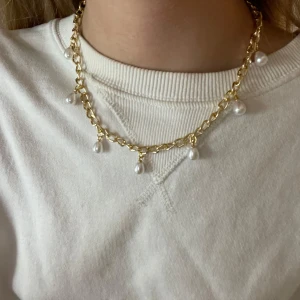 Guld halsband  - Guld halsband med pärlor, har gjort det själv. Vet ej om de är rost fritt