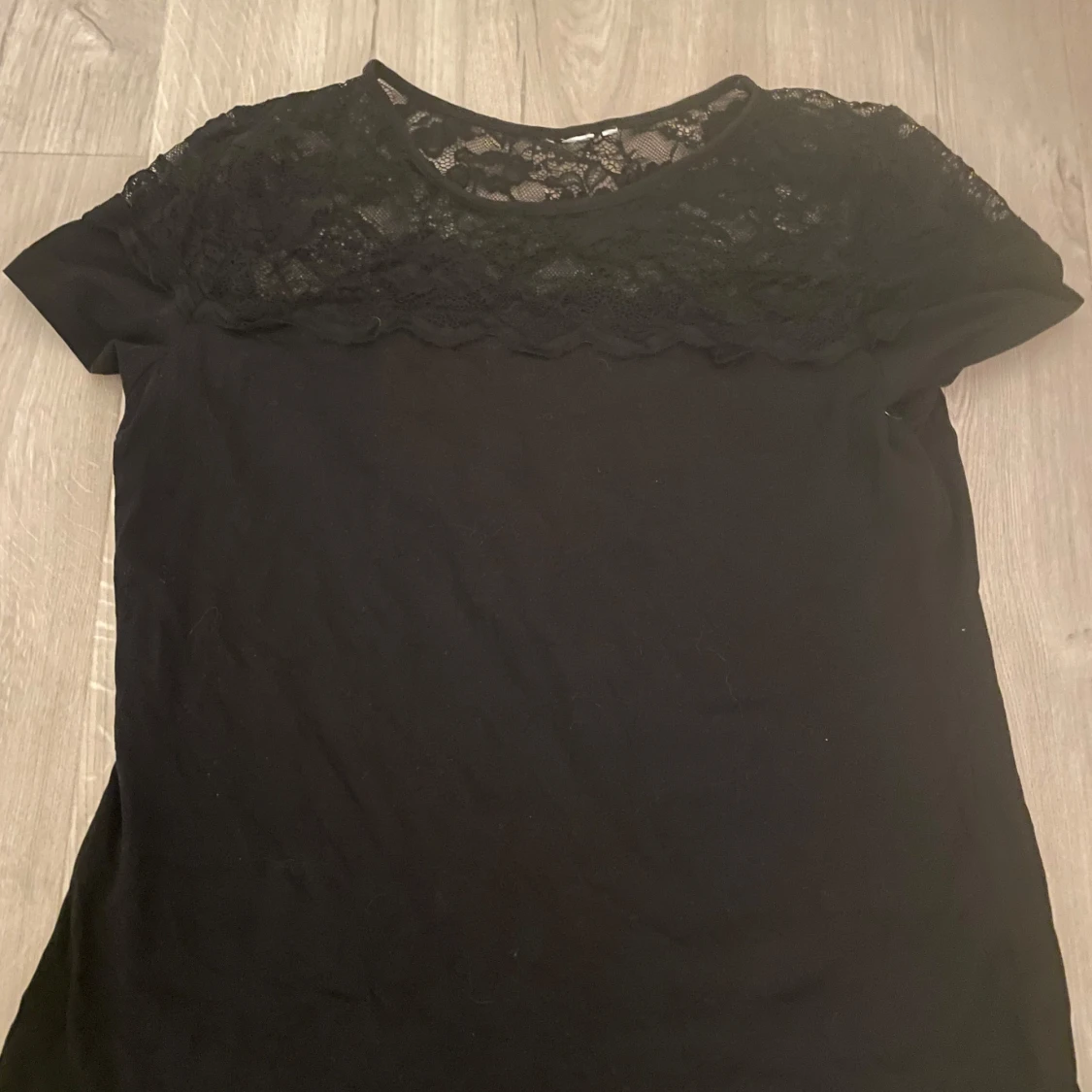 Svart topp med spetsdetaljer