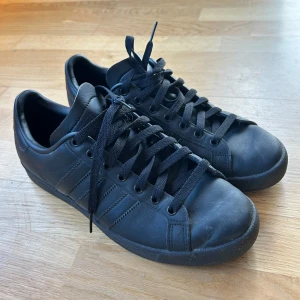 Svarta sneakers från Adidas - Snygga svarta sneakers från Adidas med klassisk design och snörning. Köpt på damsidan. Använda några få gånger men passar inte mig. 🖤 
