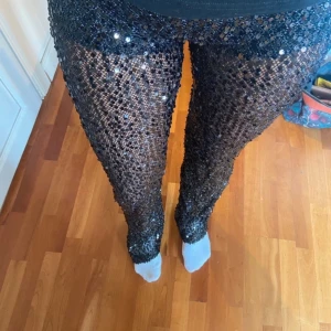 Svarta glittriga leggings - Väldigt snygga, mycket fint skick, inget tecken på användning!💙 Innerbenslängd: 75cm Midjemått: 34cm