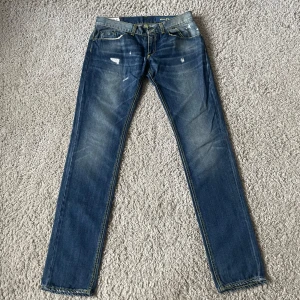 Dondup Jeans - Ett par jeans från Dondup med slitningar. Passformen är slim/straight. Nypris ligger runt 3500! Tveka inte att höra av dig vid minsta fråga eller fundering🤝🏼