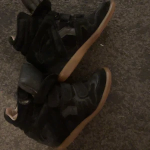 Svarta sneakers från Isabel Marant - Snygga svarta sneakers från Isabel Marant med en stilren design och bekväm passform. Skorna har en gummisula och flera remmar för en säker passform.