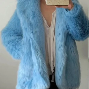Ljusblå pälsjacka  - BARA SERIÖSA KÖPARE PLS! Säljer en supermysig ljusblå pälsjacka som är perfekt för att hålla sig varm och stilren under kalla dagar. Jackan har en fluffig och lyxig känsla med långa ärmar. Använd en gång så i nyskick. Storlek 36 (passar även 38). Köp gärna via KÖP NU 💕