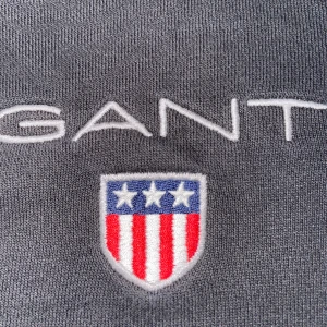 Svart hoodie från GANT - Säljer en snygg svart hoodie från GANT i storlek M. Den har en broderad logga med amerikanska flaggan på bröstet och en klassisk känguruficka. Perfekt för höst och vinter, med en skön passform och justerbar huva. Perfekt för både vardag och chill! 🖤