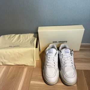  Area Lo Sneaker Axel Arigato - Säljer nu mina Area Lo Sneakers från Axel Arigato. Storlek 45. Köpta förra sommaren men var för stora. Helt oanvända. Nypris: 3150. Artikelnummer: F0523006.