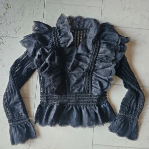 spetstopp/blus - säljer denna jättefina spetstoppen/blusen, köpt på plick! tryck gärna köp nu!💖💖💖